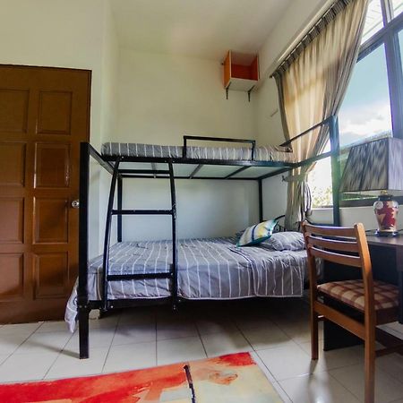 Poni Homestay Muara Exterior photo