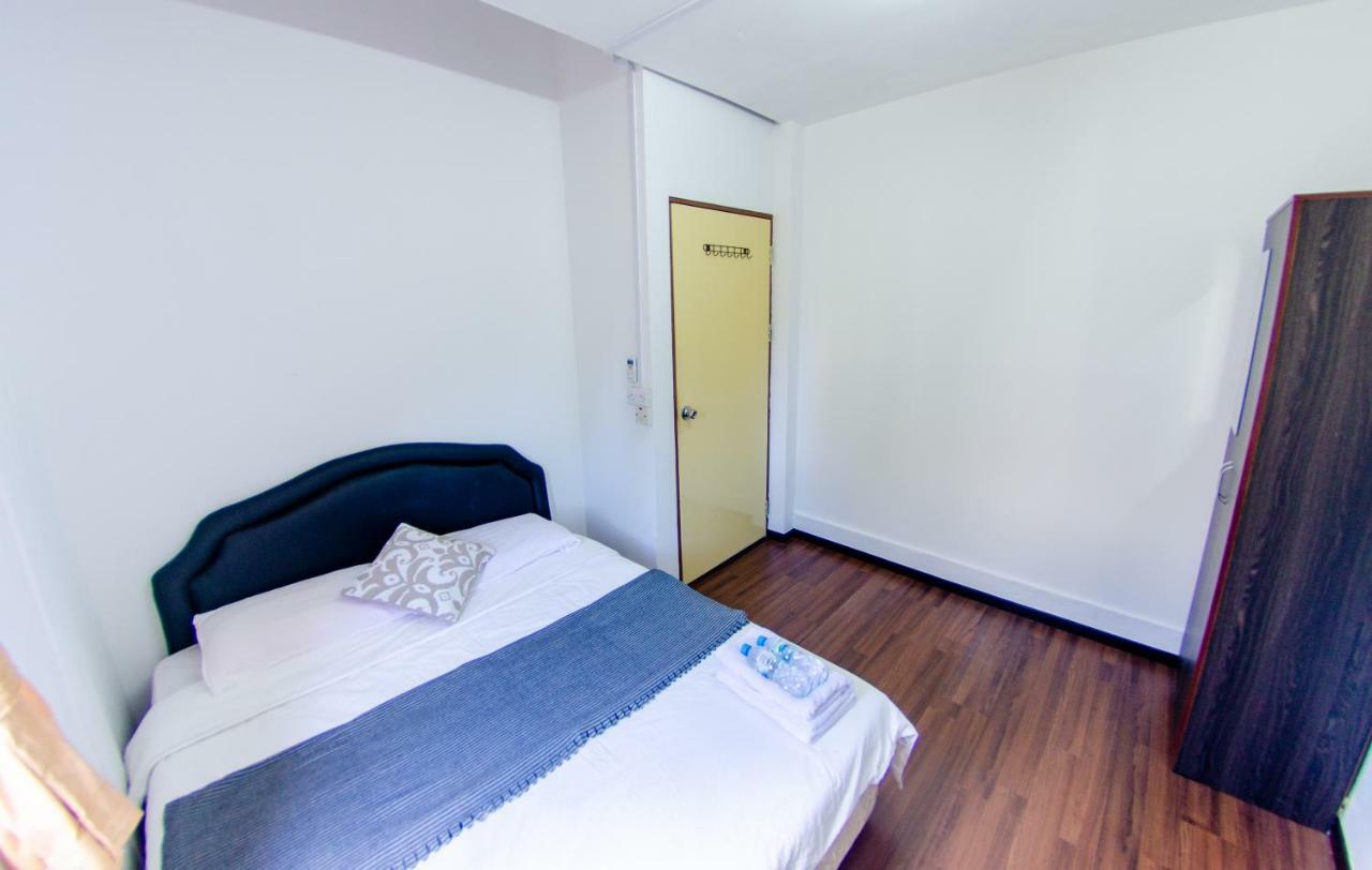 Poni Homestay Muara Exterior photo