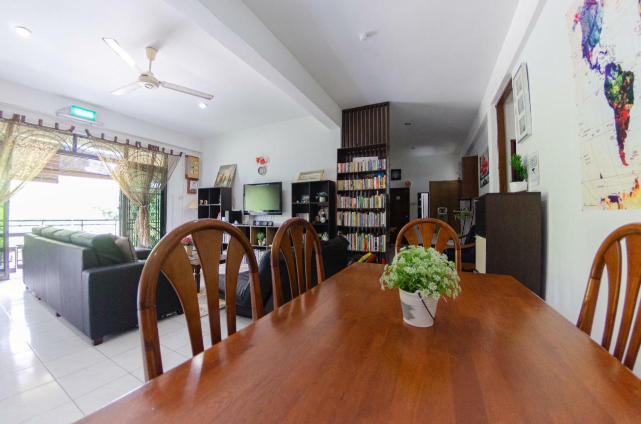 Poni Homestay Muara Exterior photo