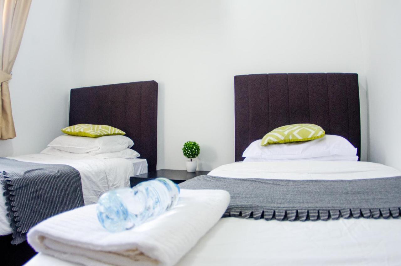 Poni Homestay Muara Exterior photo